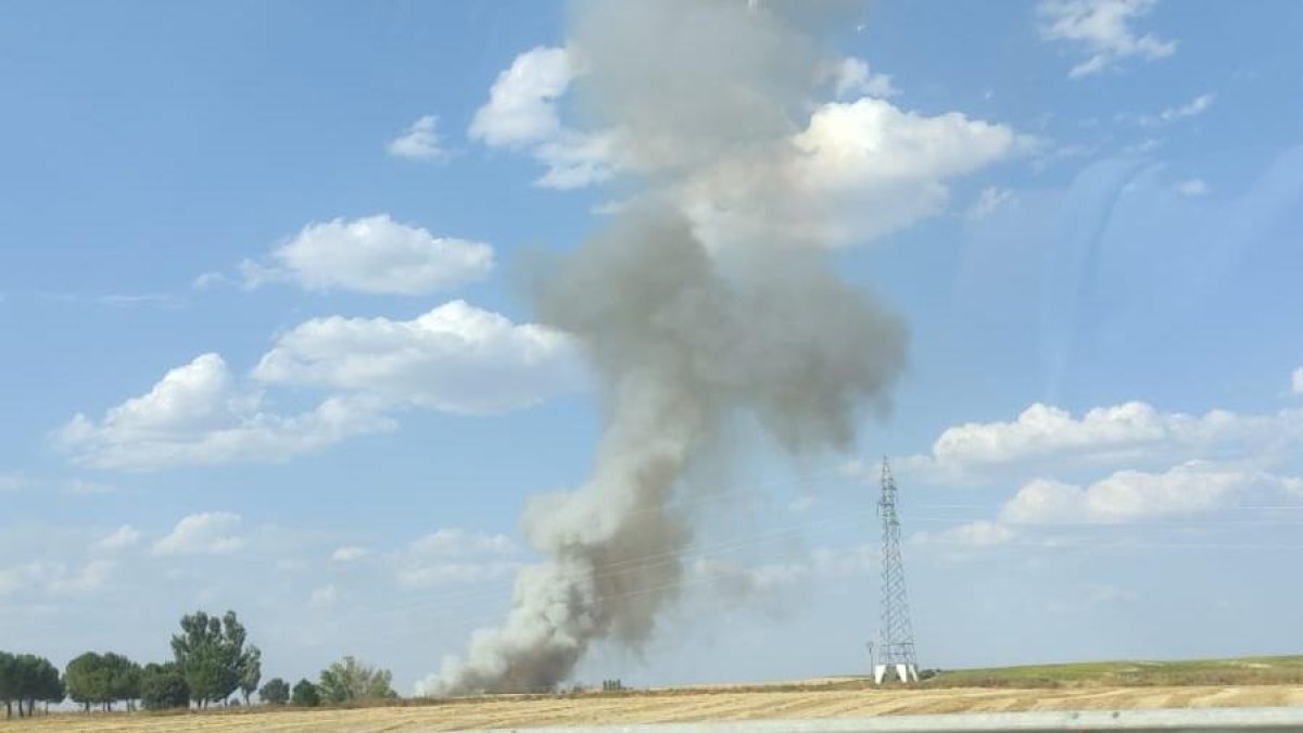 Imagen de la columna de humo generada por el incendio