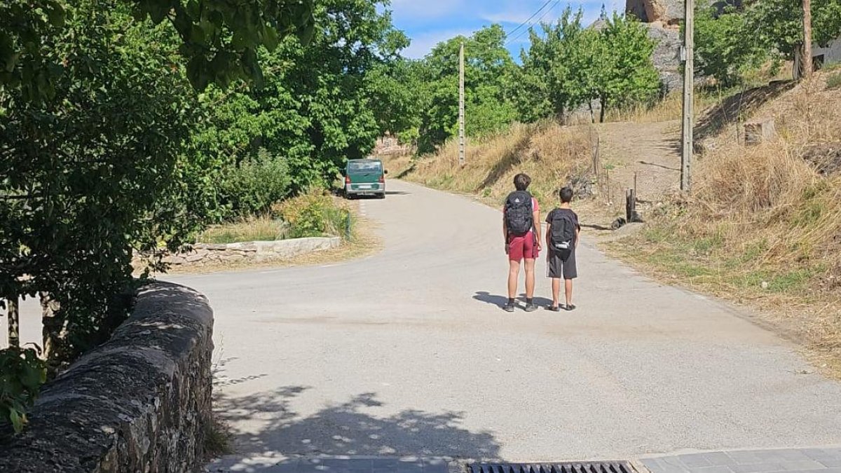 Isaac y Gorka son los primeros niños en edad escolar que viven en Ura desde hace 50 años. No tienen garantizado el transporte escolar.