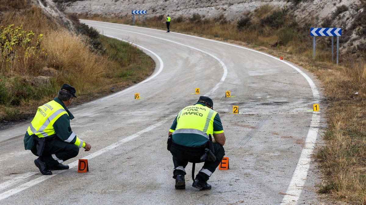 Agentes de la Guardia Civil de Tráfico, en el lugar del accidente.