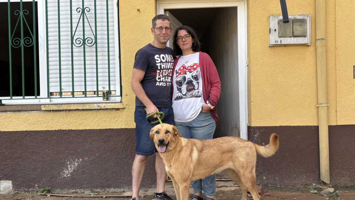 Cristina y Emilio posan en su casa junto a su perra