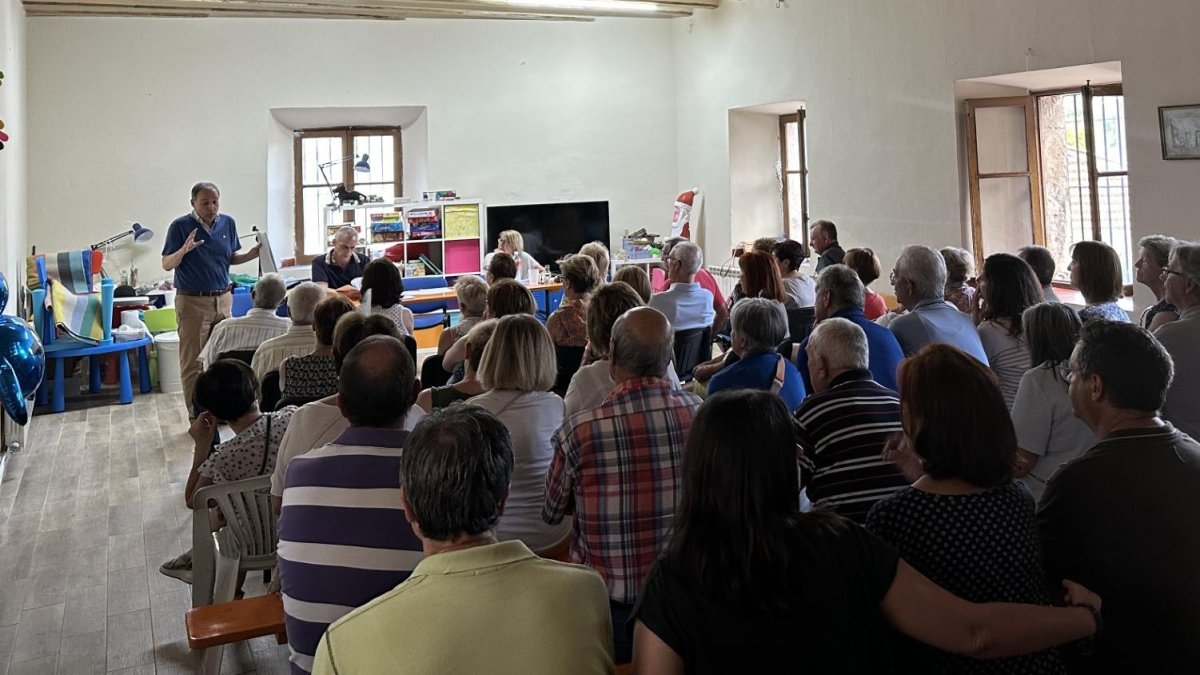 Imagen de la charla organizada en Tórtoles de Esgueva contra el parque eólico