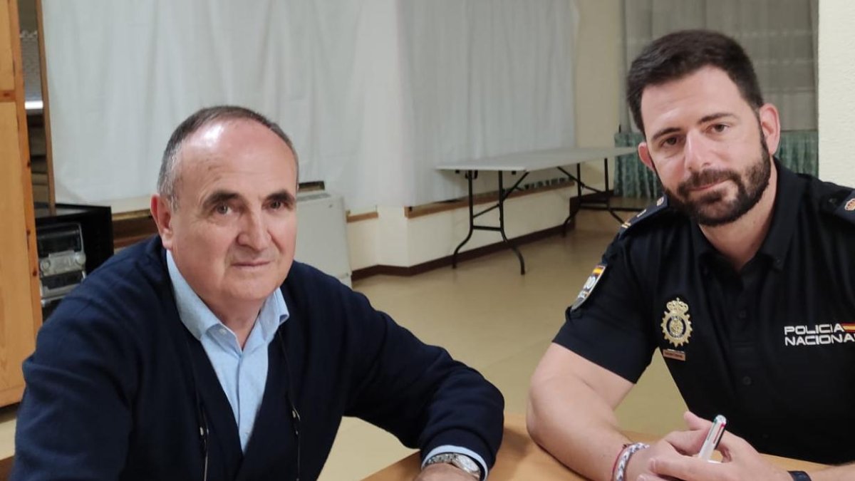 El presidente de la asociación de vecinos junto al encargado de Participación Ciudadana de la Policía Nacional de Aranda