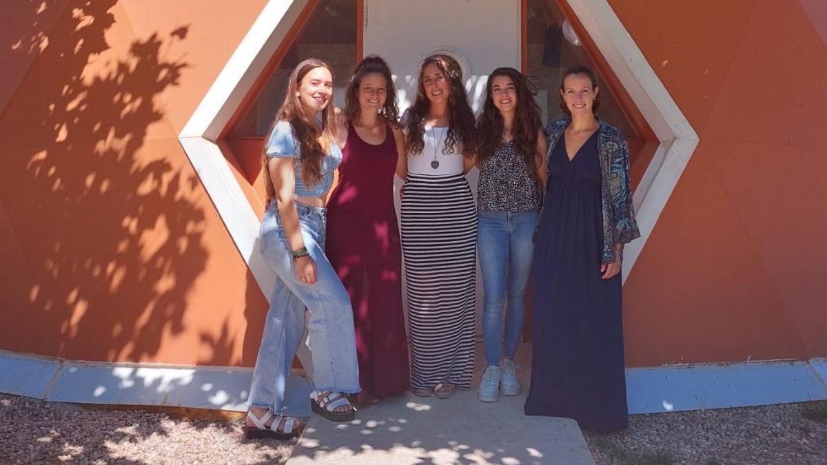 El equipo docente de Magea celebra los 10 años de existencia de la escuela.