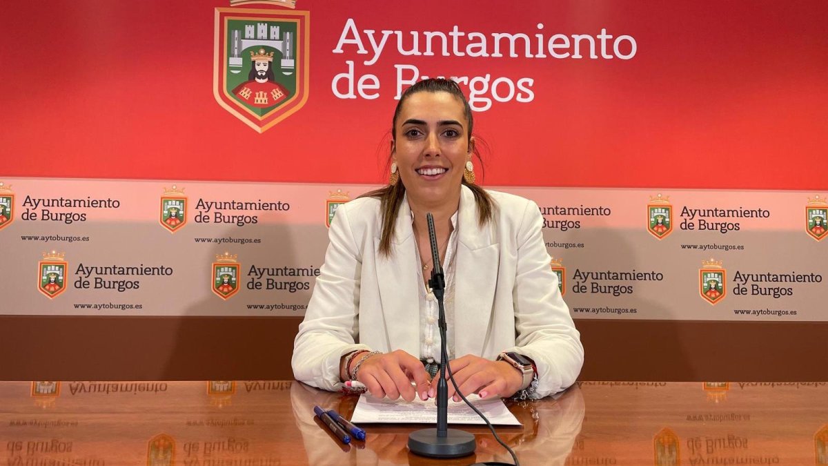 Andrea Ballesteros, en la rueda de prensa para presentar la proposición al Pleno que defenderá el PP.