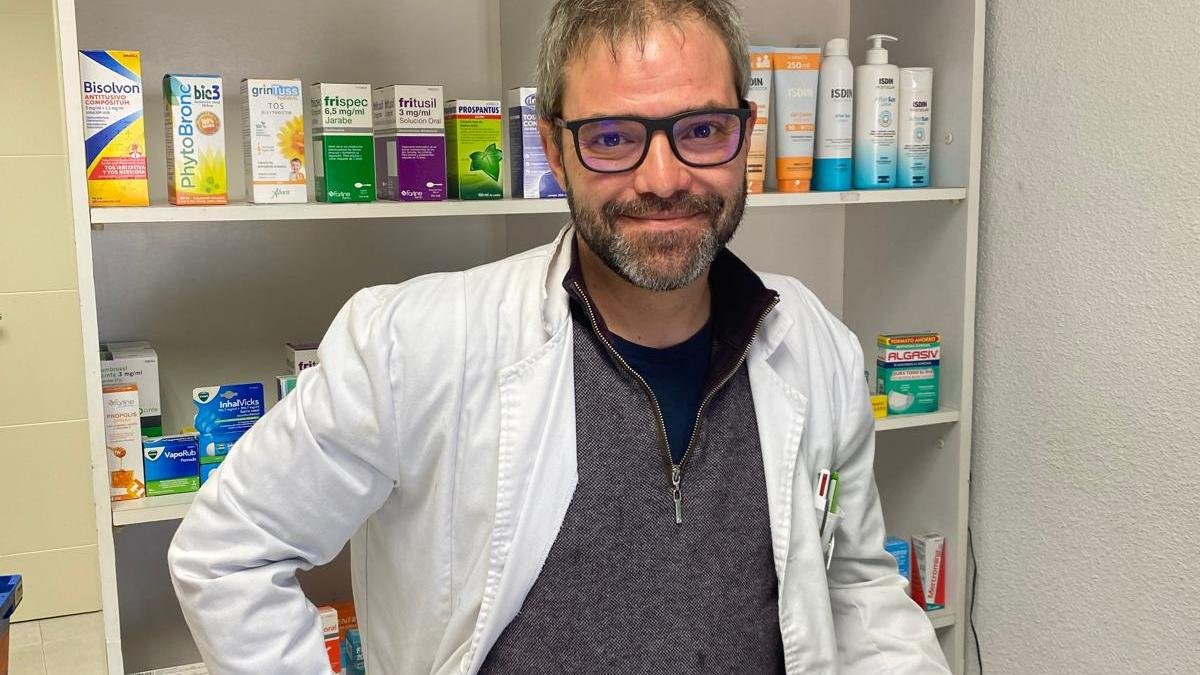 David posa en su farmacia de Caleruega