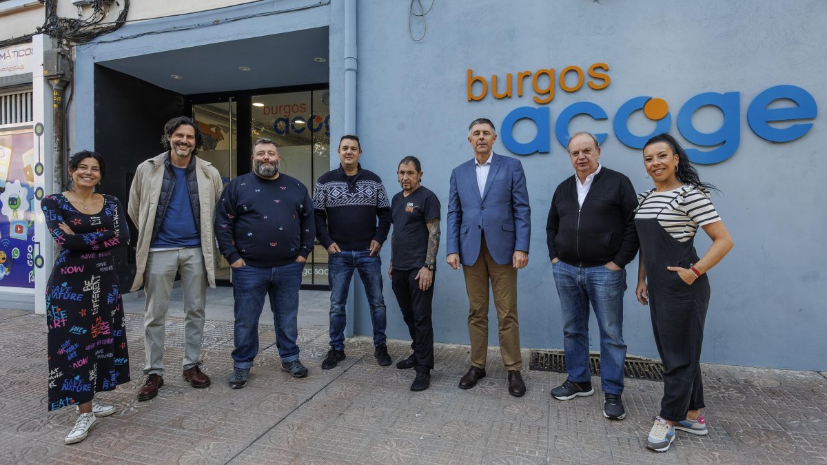 Nuria Revilla, Manu Loro, Cucho Íñiguez, Daniel Bermejo, Miguel Navarro, Álvaro Gredilla, Paco Berciano y Sandra Pinilla; en la sede de Burgos Acoge.