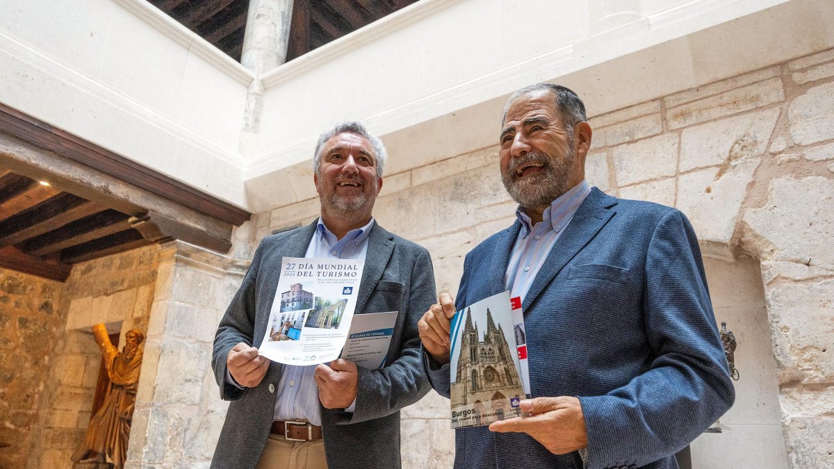 El concejal de Turismo, Carlos Niño, junto a Jesús Cirujano, de Aspanias, en el Palacio de Castilfalé, que acogerá visitas guiadas inclusivas.