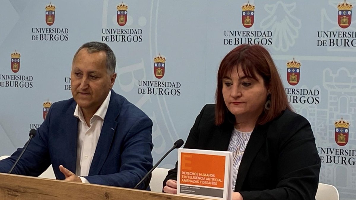 Santiago Bello y Marta Méndez, en la sala de prensa de la UBU.