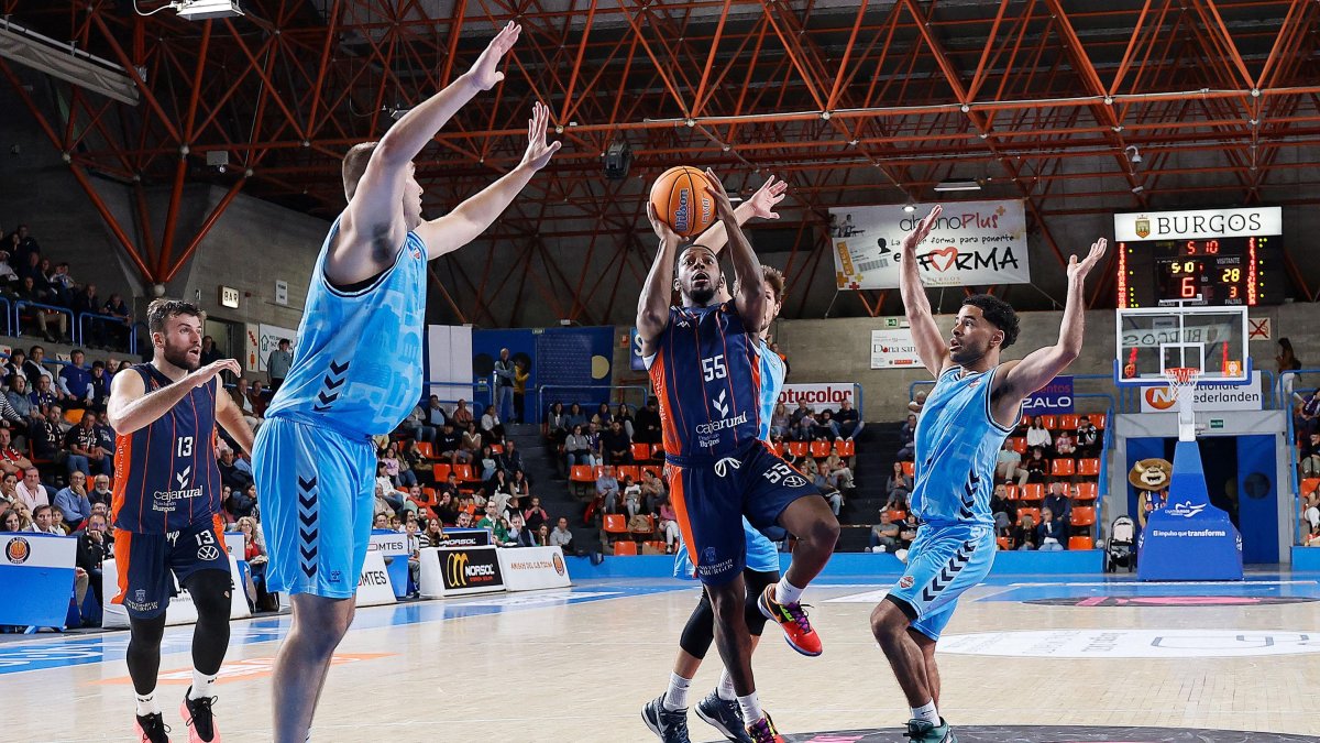 Jones lanza a canasta en el partido contra Palencia.
