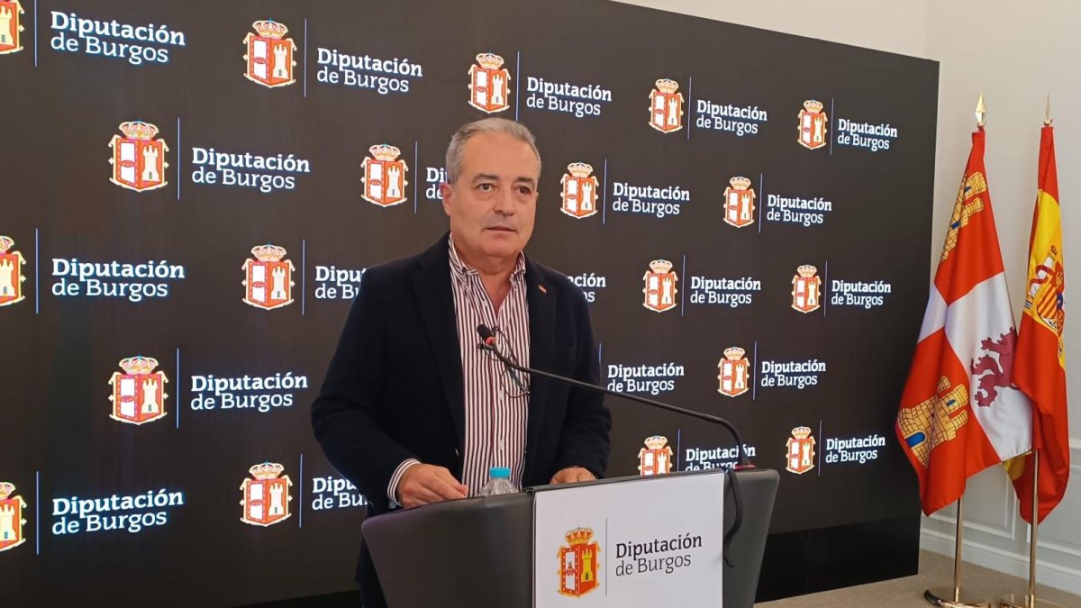 El portavoz de Vox en la Diputación de Burgos, Ángel Martín, en rueda de prensa.