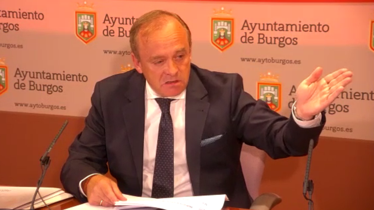 El vicealcalde de Burgos, Fernando Martínez-Acitores, en rueda de prensa.
