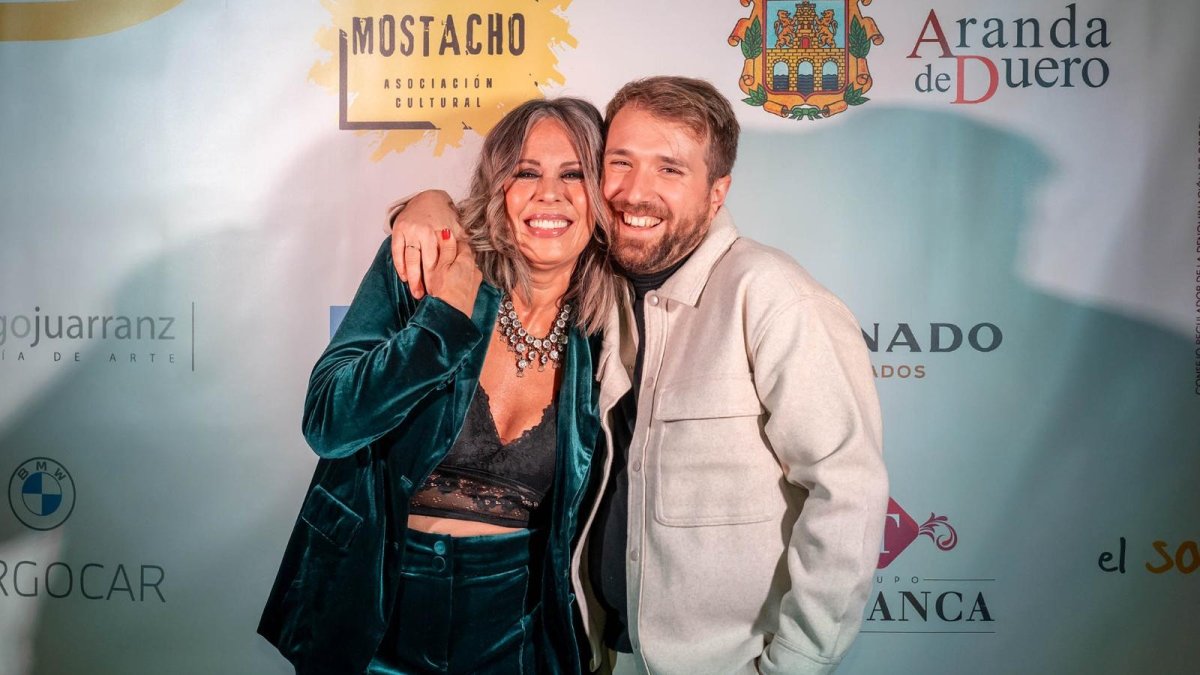 El director posa con Miriam Díaz Aroca en la primera edición