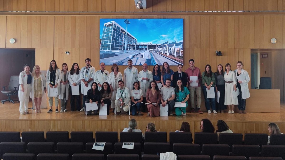 Foto de familia de la despedida de los residentes que han culminado este año su periodo de formación.