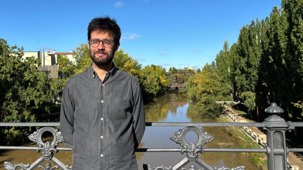 El concejal de Medio Ambiente, Carlos Medina, posa junto al río Duero