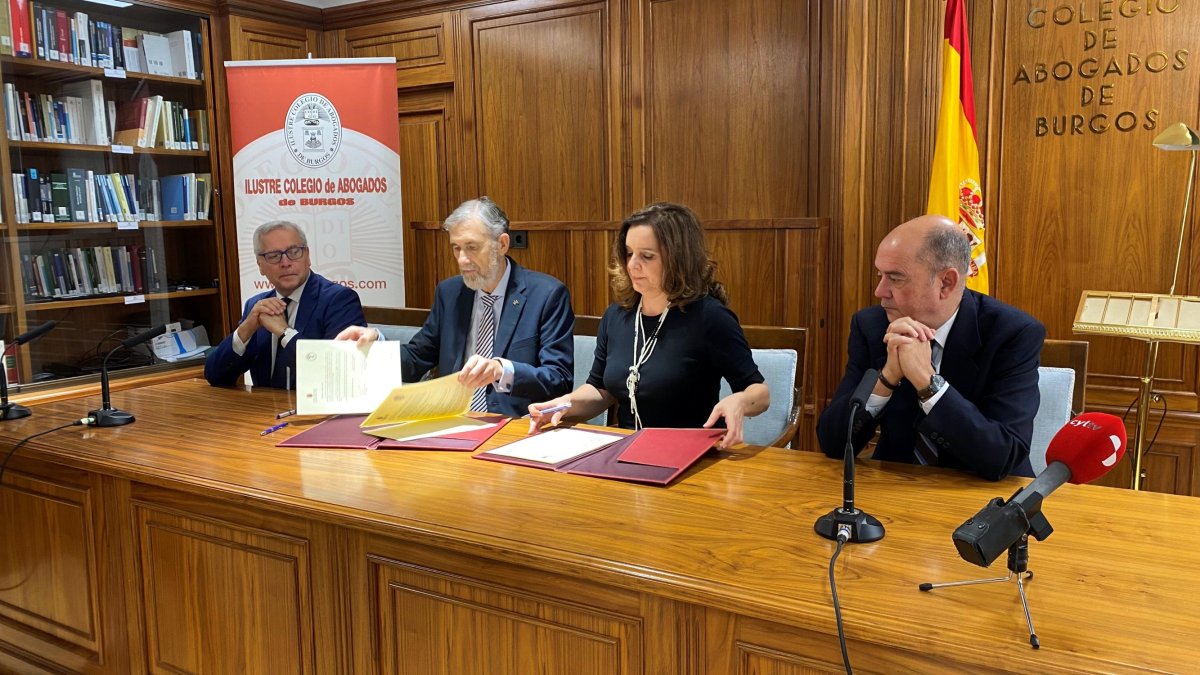 Firma del convenio entre la UBU y el Colegio de Abogados de Burgos.