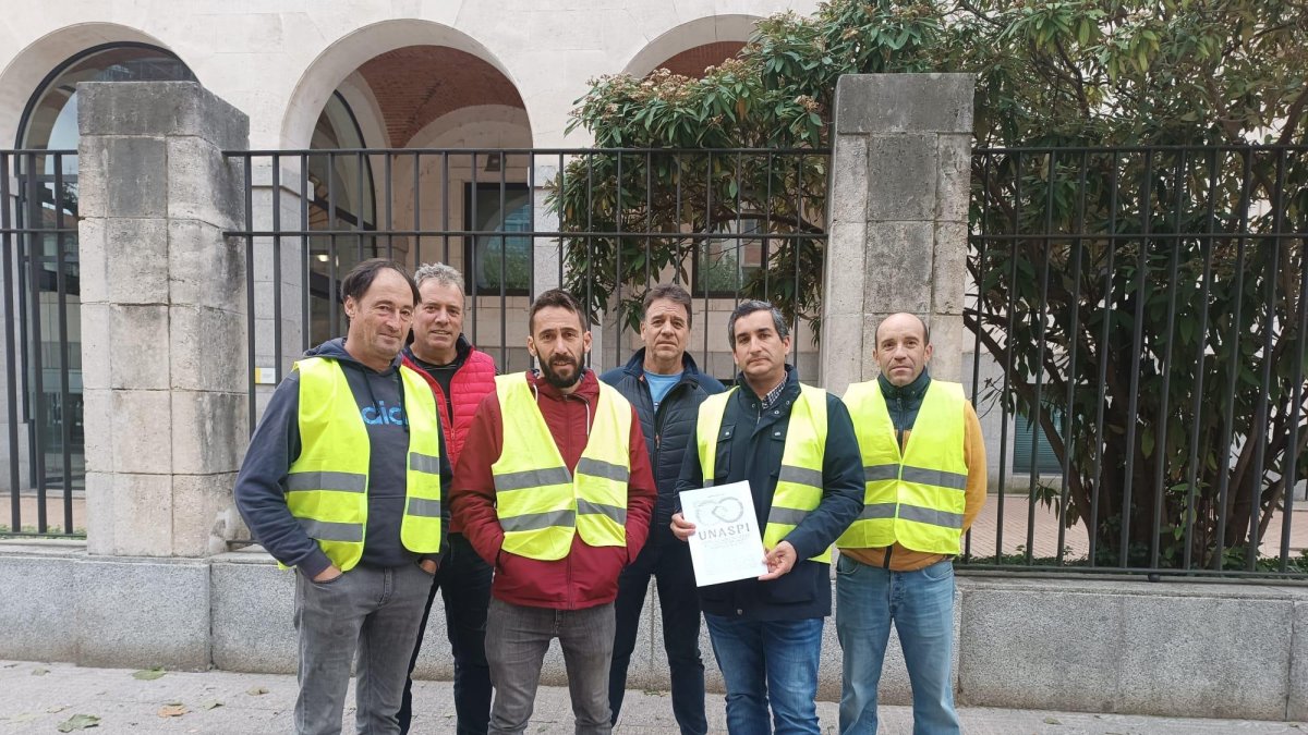 Representantes de la Asociación de Agricultores y Ganaderos Unidos de Burgos en la Subdelegación del Gobierno.