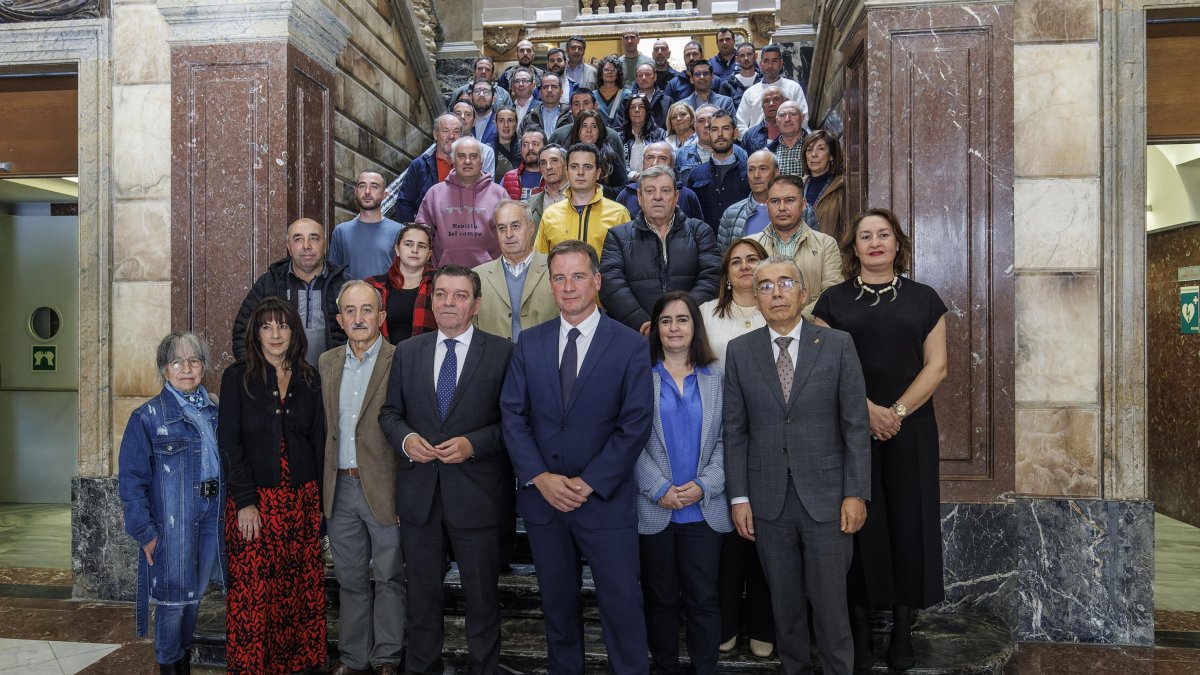 Foto de familia de los 54 ayuntamientos adheridos al Servicio 012 con el consejero de Presidencia ye l presidente de la Diputación Provincial de Burgos.
