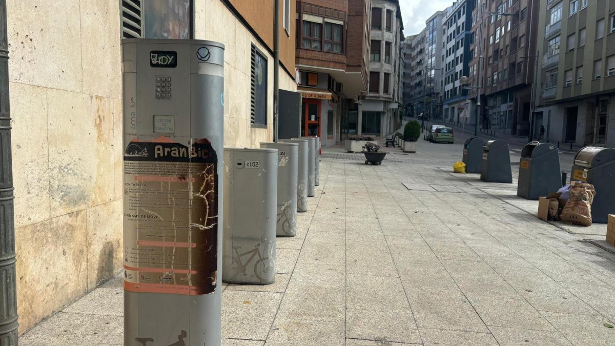 Los enganches del antiguo servicio Aranbici todavía siguen en las calles