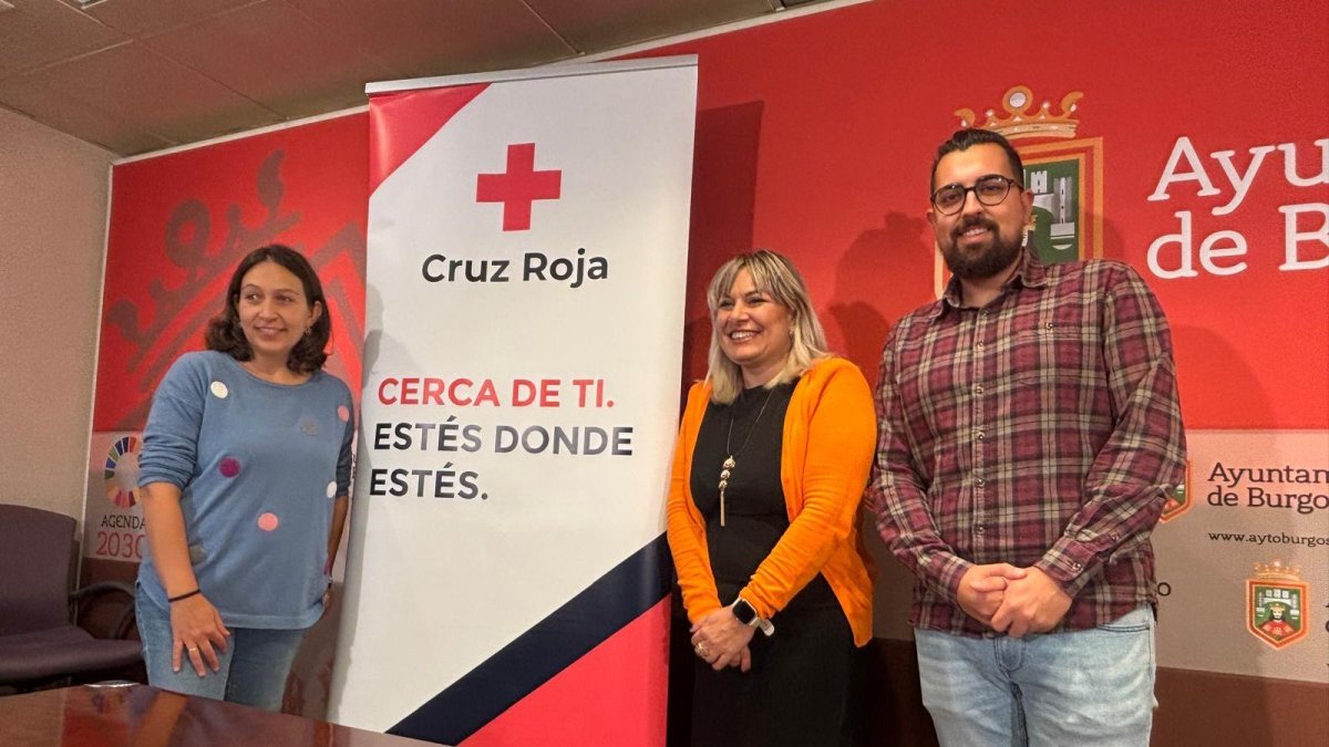 La concejala Mila del Campo, con Esther Antolín y Carlos Cortés, de Cruz Roja.