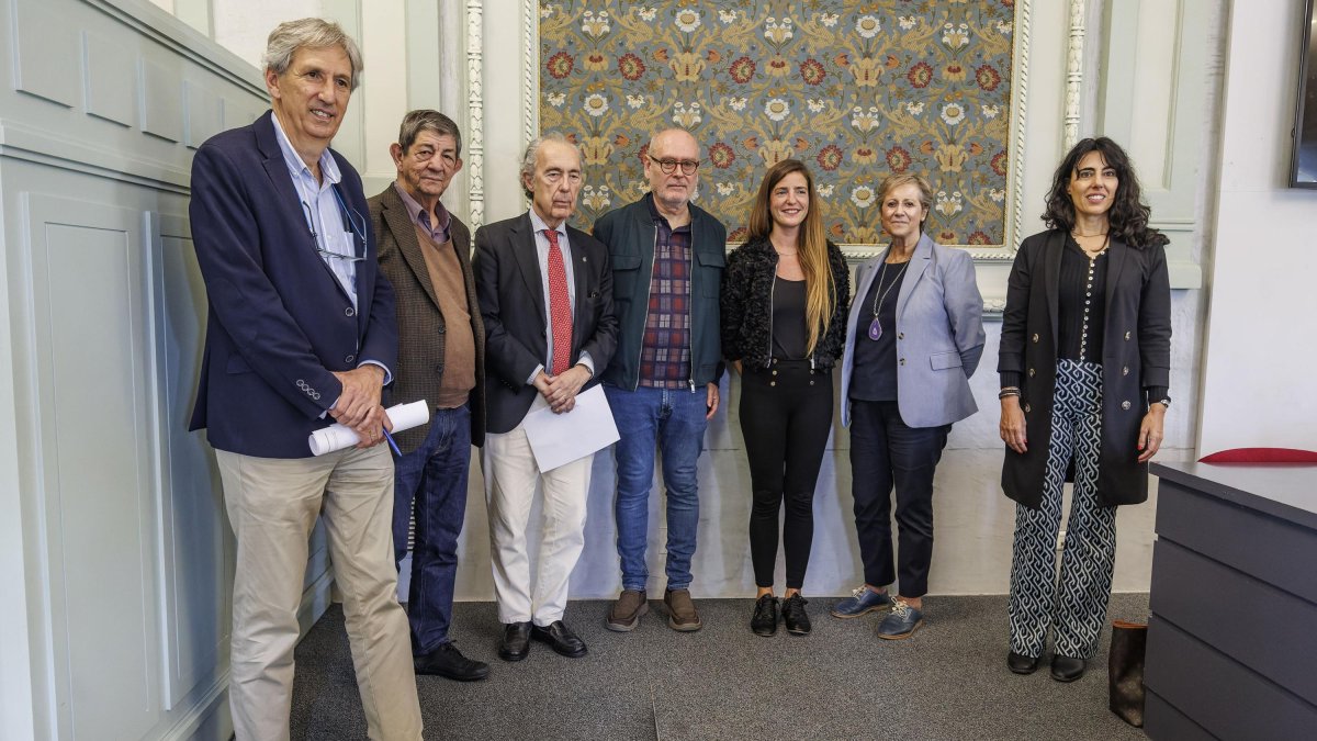 Miembros del jurado del Premio de Poesía 'Ciudad de Burgos' después de designar a los ganadores.