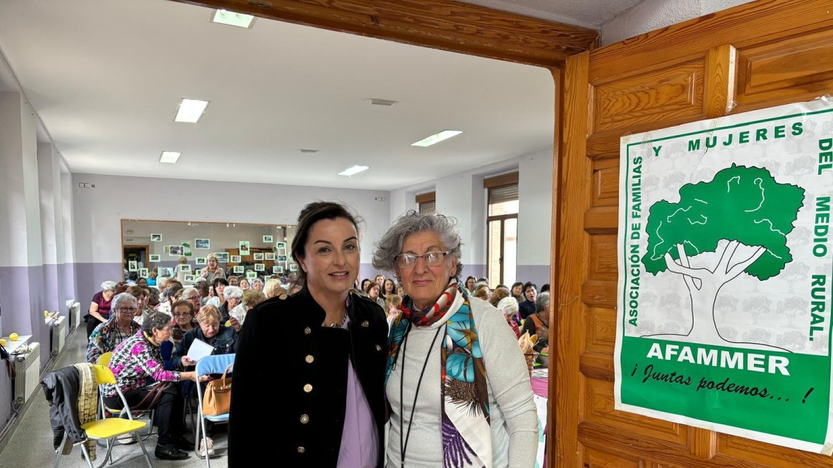 La presidenta de Afammer CyL, Rakel Cuadrado, con la representante de Burgos, Lucía Martín
