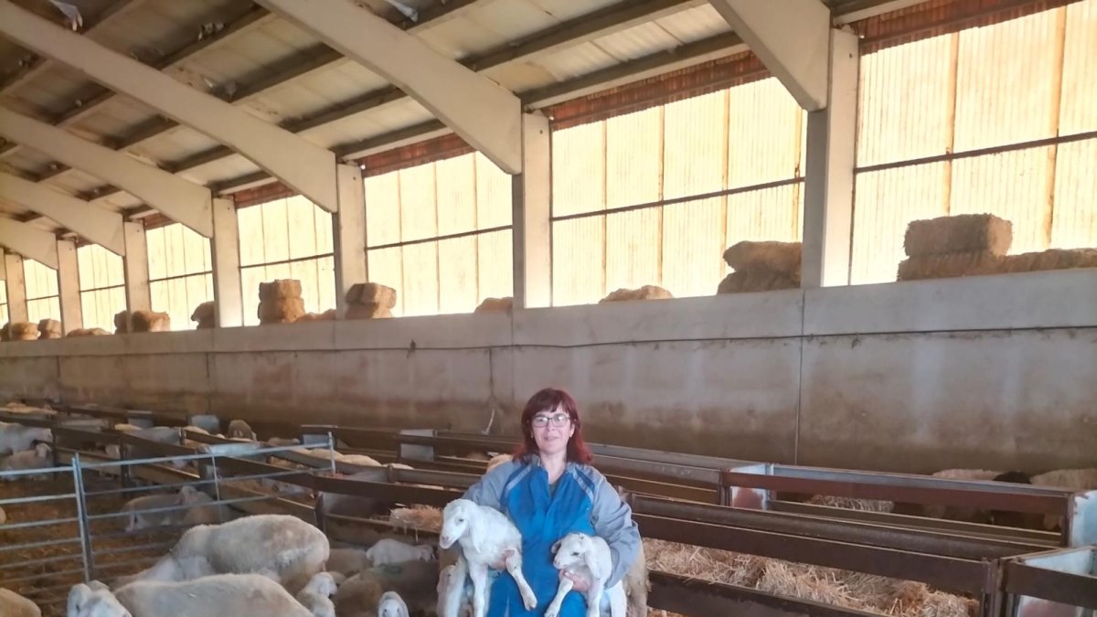 Lourdes posa en su granja de Olmillos de Sasamón