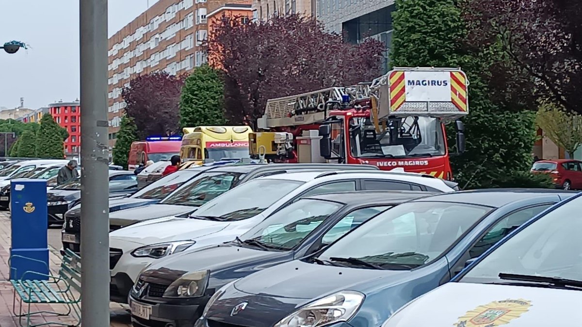 Intervención de los bomberos, Policía Local y Sacyl para atender a un hombre tras caerse en su domicilio.