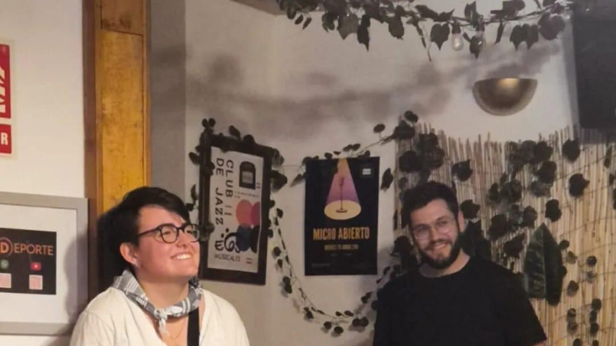Paula Esteban y Raúl Sanz son los promotores de ‘Micro Abierto’ en Café Berlín