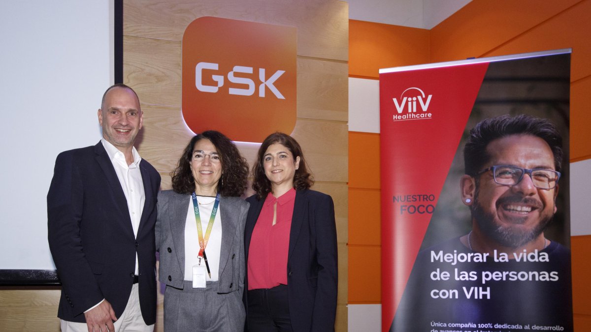 La directora de GSK Aranda con la directora general de ViiV Healthcare España y Portugal y el vicepresidente de ViiV Europa