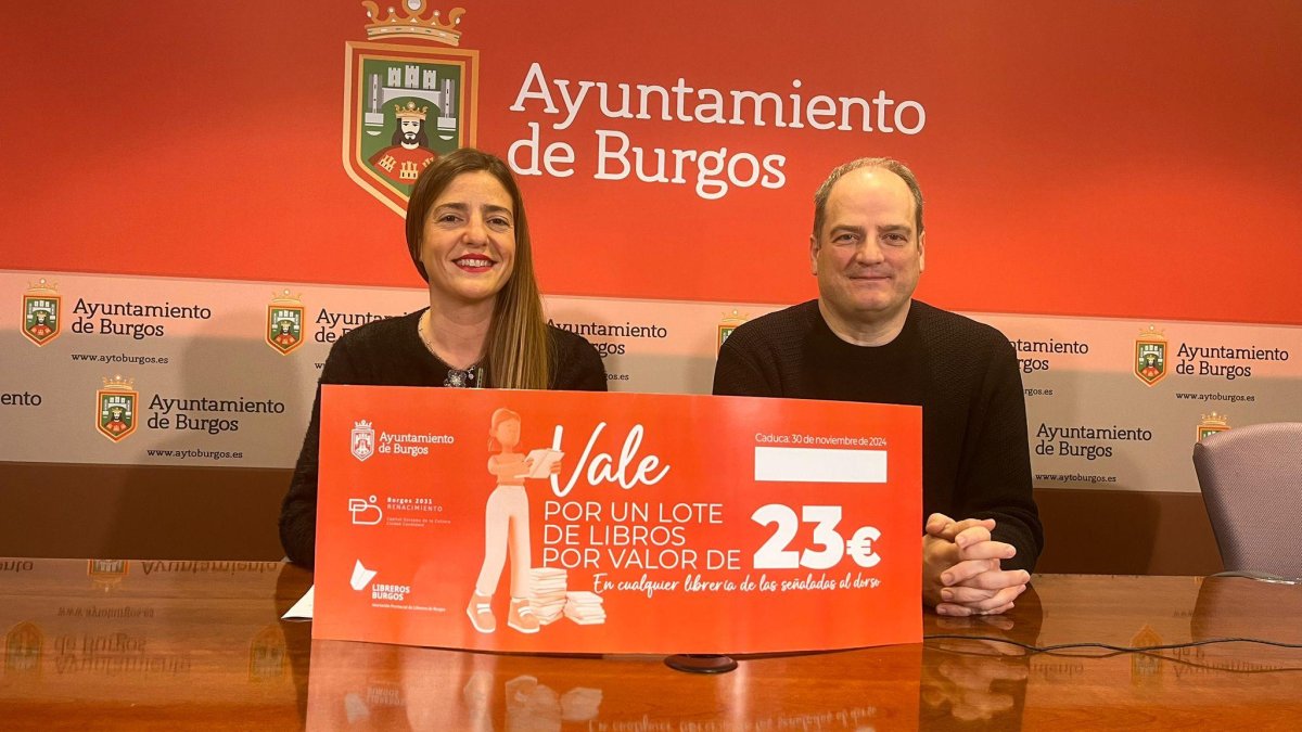 La concejal de Cultura, Marta Alegría, presentaba la campaña de bonos junto a Víctor Adot, de la  Asociación Provincial de Libreros de Burgos.