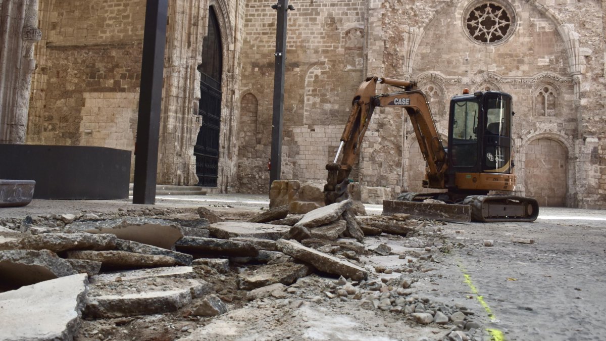 Obras de renovación del pavimento en el monasterio de San Juan.