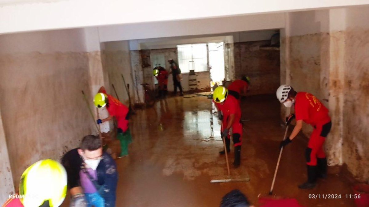 Miembros del GREM colaboran en labores de limpieza.