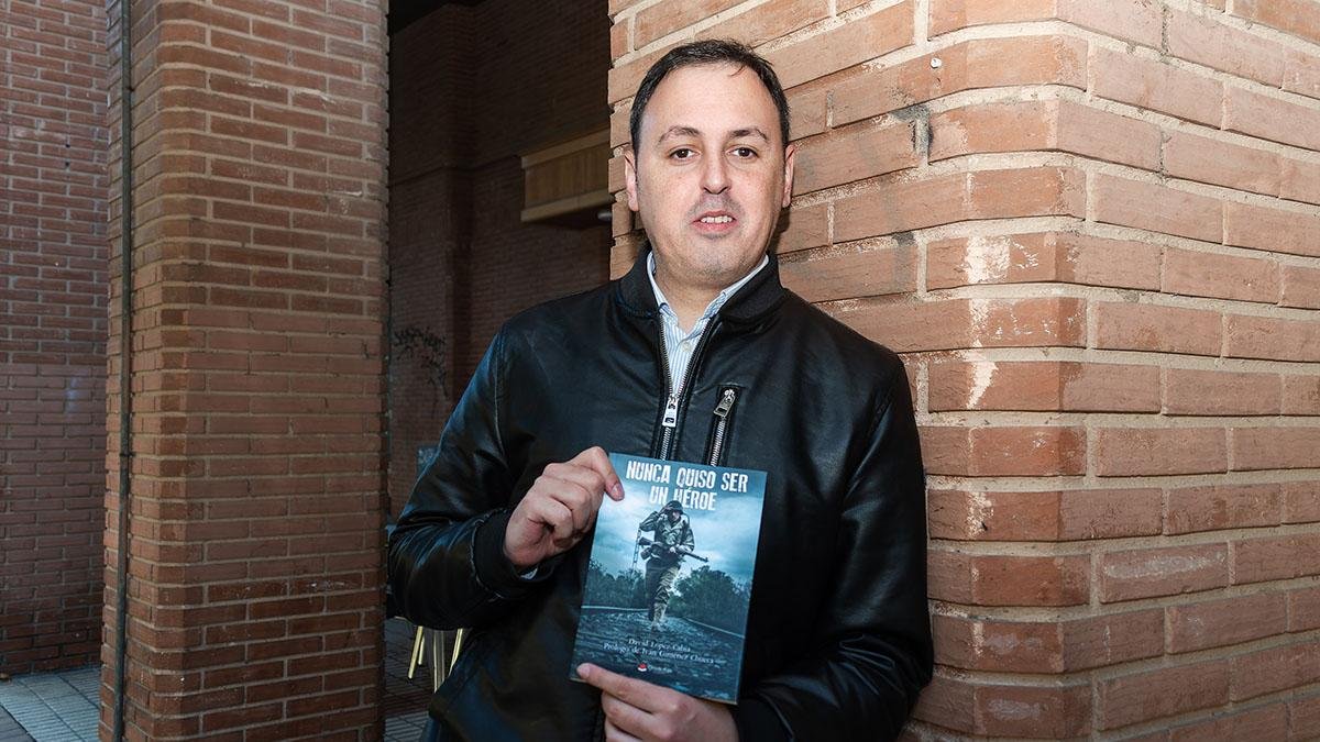 El escritor David López Cabia, con un ejemplar de su última novela, ‘Nunca quiso ser un héroe’.