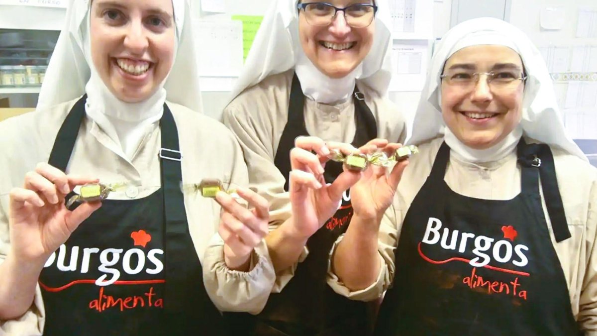 Sor Sión, a la izquierda, junto con otras compañeras del convento en una imagen de archivo con unos bombones elaborados en Belorado.