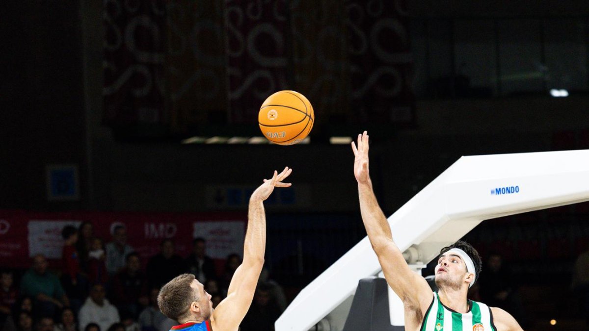 Cremo lanza a canasta durante el partido.
