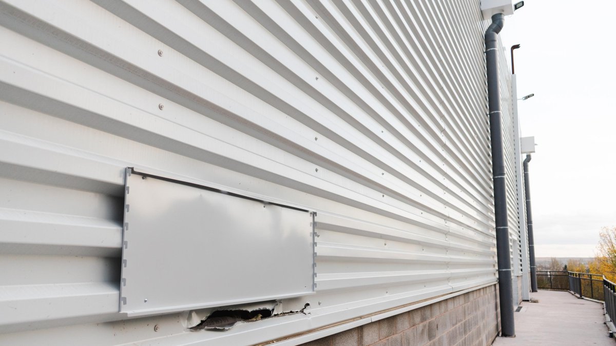 Butrón tapado en la parte trasera del MediaMarkt de Burgos.