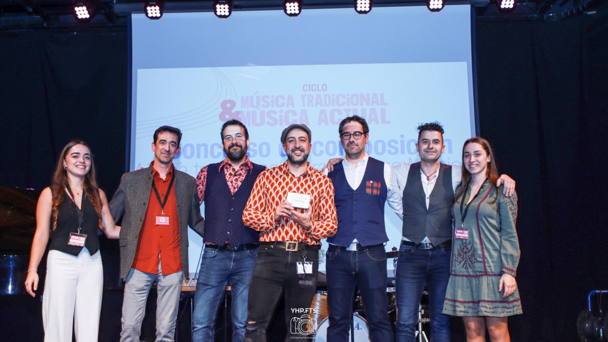 Imagen del ganador con los finalistas