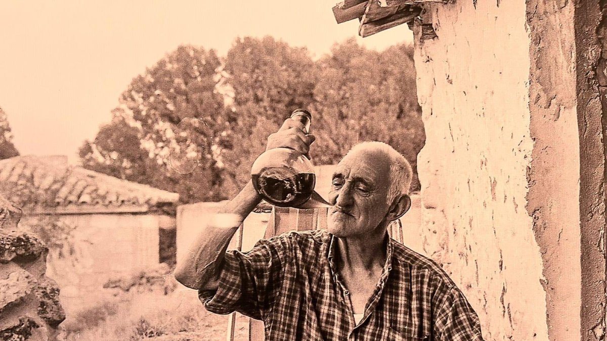 Un vecino de Vadocondes bebe un vino hecho de forma tradicional en uno de los lagares de Vadocondes