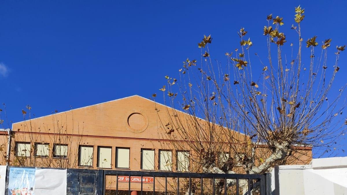 Una de las niñas afectadas en la entrada del colegio Santa Catalina