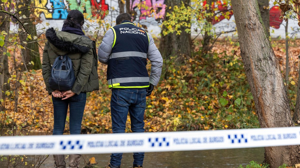Agentes de la Policía Científica, en busca de pruebas para esclarecer el hallazgo de un recién nacido muerto en el Arlanzón.