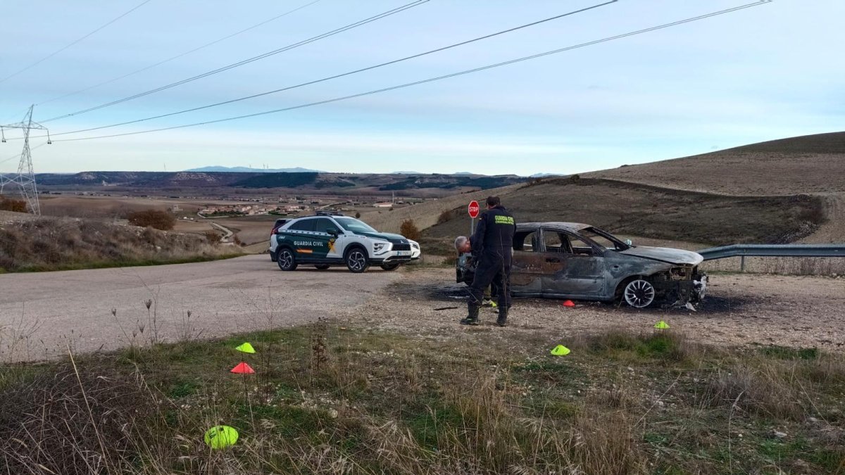 La Guardia Civil, junto al vehículo calcinado entre Los Balbases y Villaquirán de los Infantes.