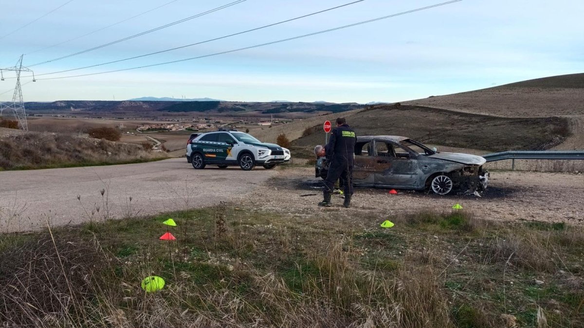 La Guardia Civil, junto al vehículo calcinado entre Los Balbases y Villaquirán de los Infantes.