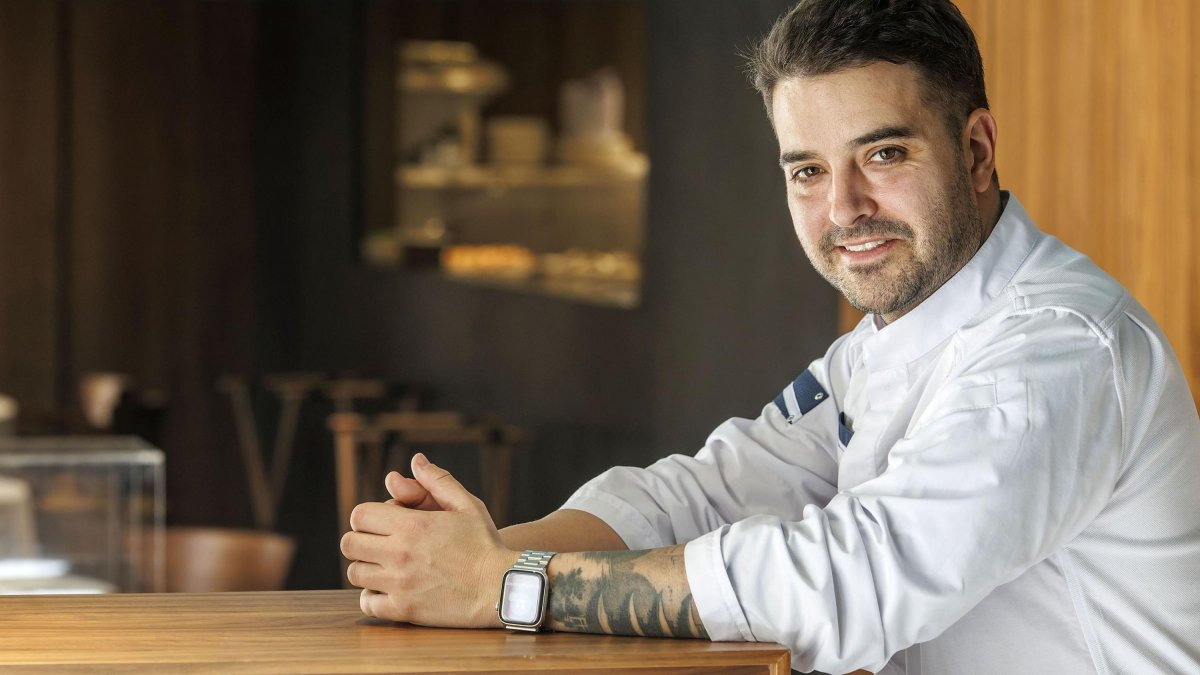 El cocinero burgalés Ricardo Temiño posa en el comedor de su restaurante reconocido con una estrella Michelin, ubicado en el corazón de la capital burgalesa.