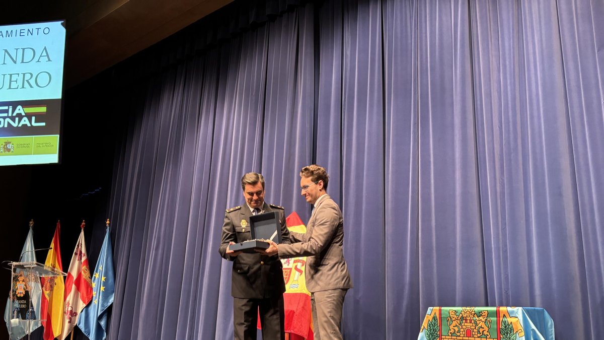 El alcalde de Aranda, entrega un plano de 1503 en relieve para la comisaría de Policía Nacional