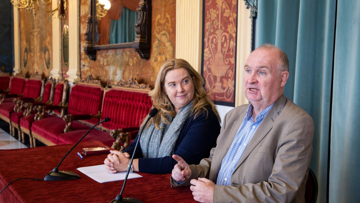 Cristina Ayala junto a John Grimshaw