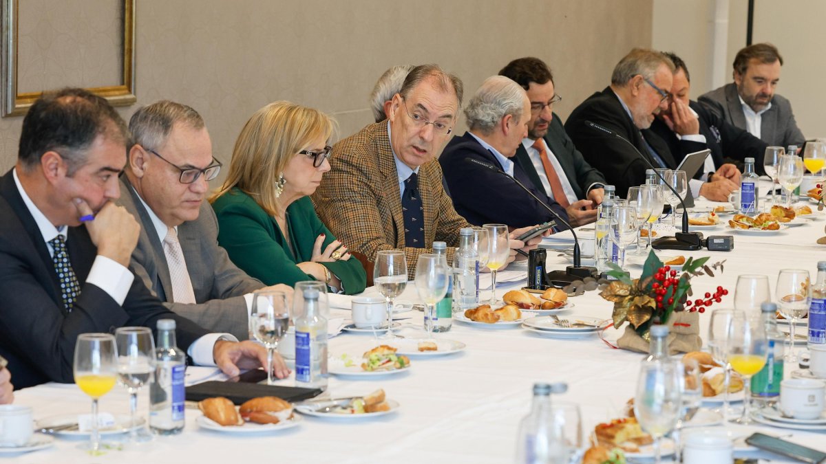 Representantes de la junta directiva de la Confederación de Asociaciones de Empresarios de Burgos (FAE) durante el desayuno informativo de balance del año.