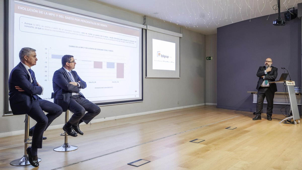 Óscar del Diego y Ángel Gavilán conversan con el director de El Correo de Burgos, Ricardo G. Ureta, durante el turno de diálogo y preguntas entre ponentes y asistentes a la jornada.