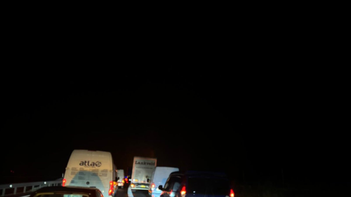 El incendio ha provocado retenciones en la autovía.