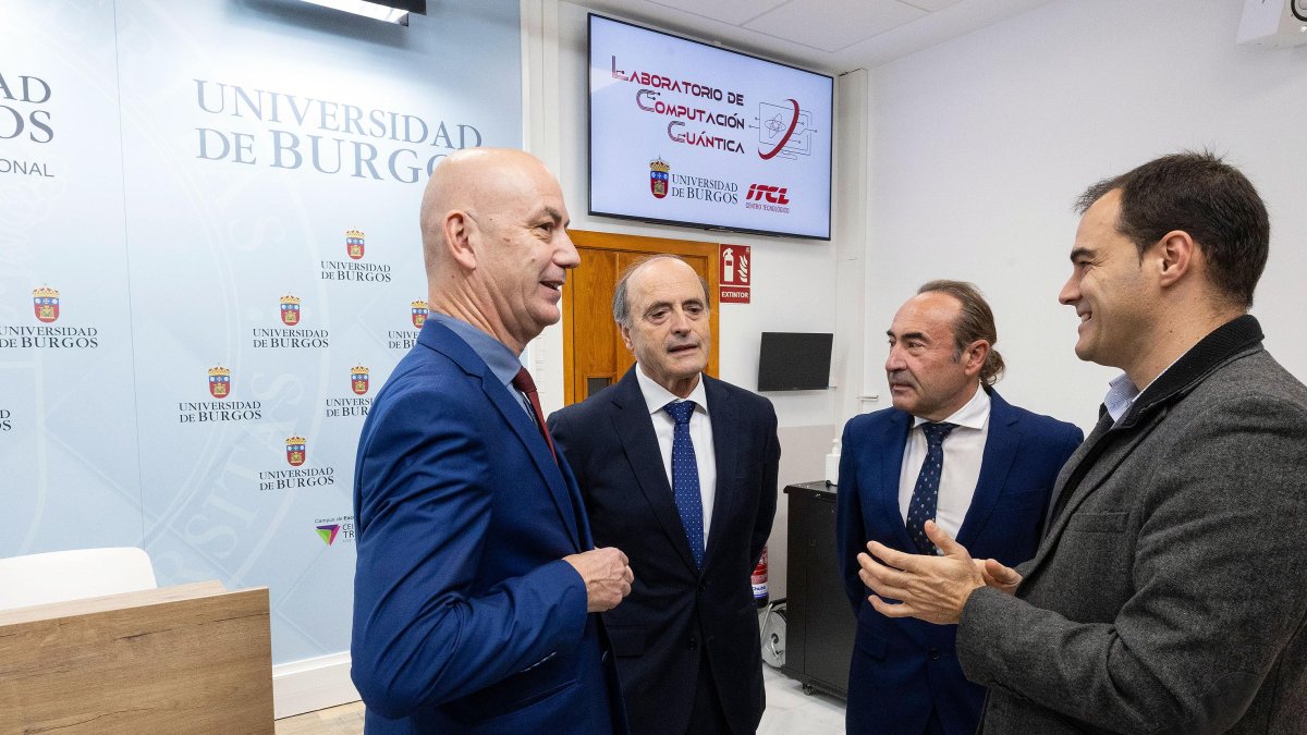 El rector electo, José Miguel García, el apoderado del ITCL, José María Vela, el director general del ITCL, Javier Sedano, y el responsable del grupo de investigación GICAP, Álvaro Herrero.