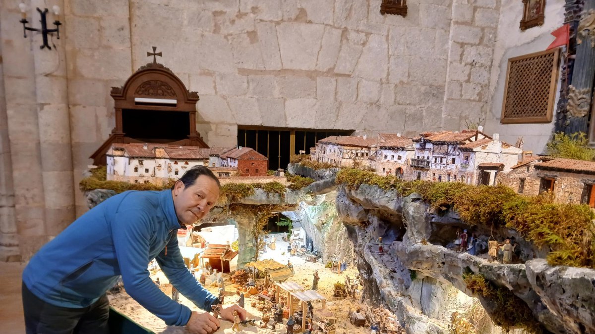 Alfredo lleva muchos años trabajando en este Belén tan especial